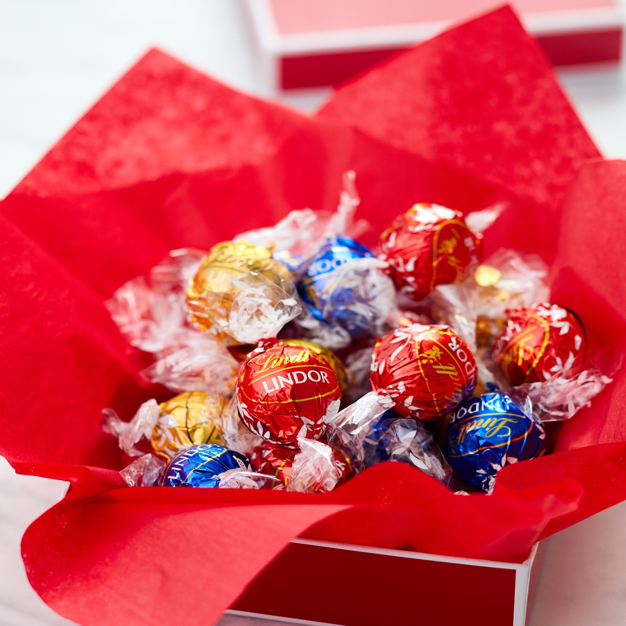 Socola Lindt Lindor Assorted Chocolate Truffles, Assorted, 21.2 oz 600g - hình ảnh chi tiết 2